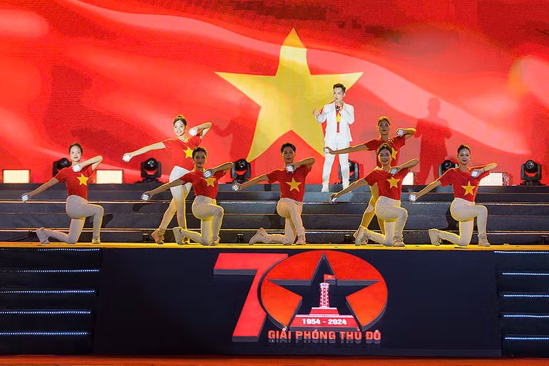 Các nghệ sĩ trình diễn tiết mục nghệ thuật ngợi ca tình yêu Tổ quốc.