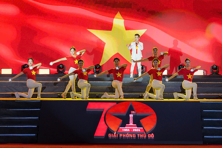 Các nghệ sĩ trình diễn tiết mục nghệ thuật ngợi ca tình yêu Tổ quốc.