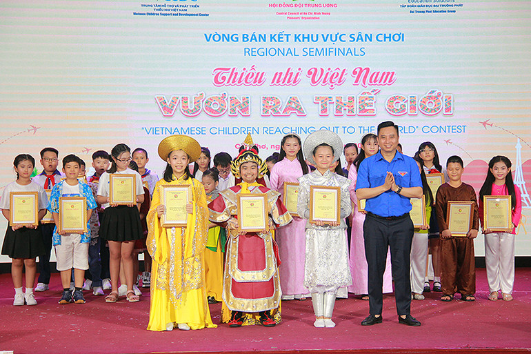 Phó Chủ tịch Hội đồng Đội Lê Anh Quân (áo xanh) trao giải Nhất tặng đại diện Liên đội Trường Tiểu học Thiên Hộ Dương. Phó Chủ tịch Hội đồng Đội Lê Anh Quân (áo xanh) trao giải Nhất tặng đại diện Liên đội Trường Tiểu học Thiên Hộ Dương.