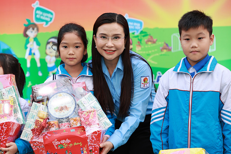 Bí thư Trung ương Đoàn, Chủ tịch Hội đồng Đội Trung ương Nguyễn Phạm Duy Trang trao quà tặng thiếu nhi tại chương trình.