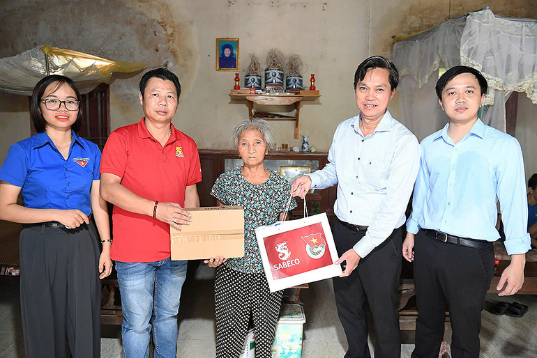 Đoàn công tác trao kinh phí, nhu yếu phẩm hỗ trợ người dân các địa phương vùng lũ.