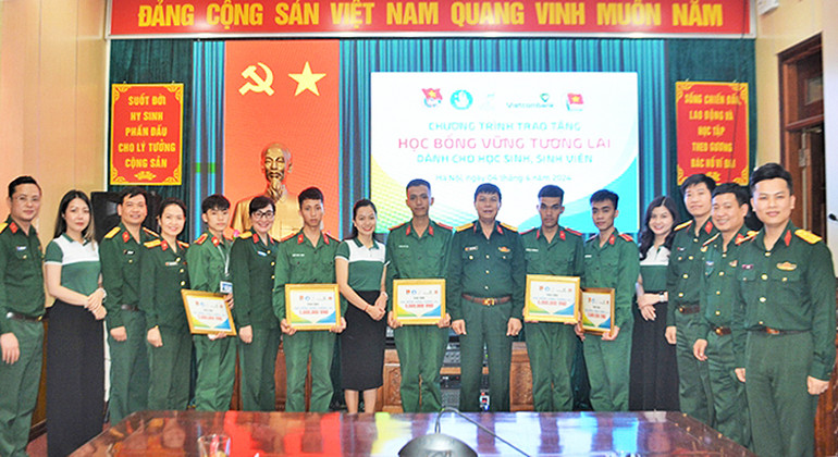 Học bổng "Vững tương lai" được trao đến tay các chiến sĩ lực lượng vũ trang.