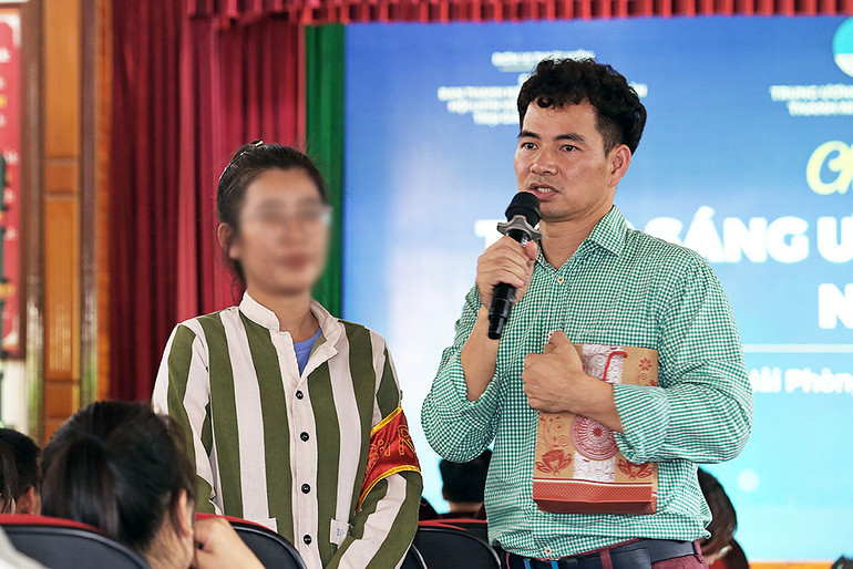 Không khí xúc động trong chương trình giao lưu giữa các phạm nhân và NSND Xuân Bắc.