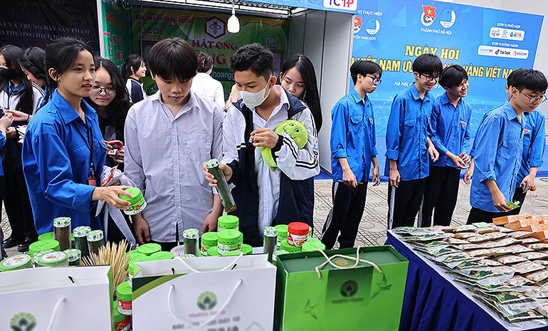 Đông đảo bạn trẻ đến với Ngày hội.