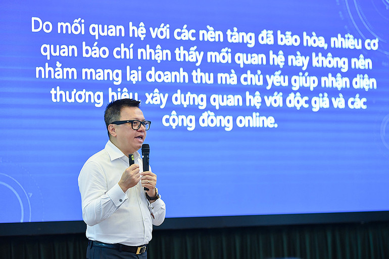 Đồng chí Lê Quốc Minh giải đáp các thắc mắc, ý kiến của đoàn viên, thanh niên Báo Nhân Dân.