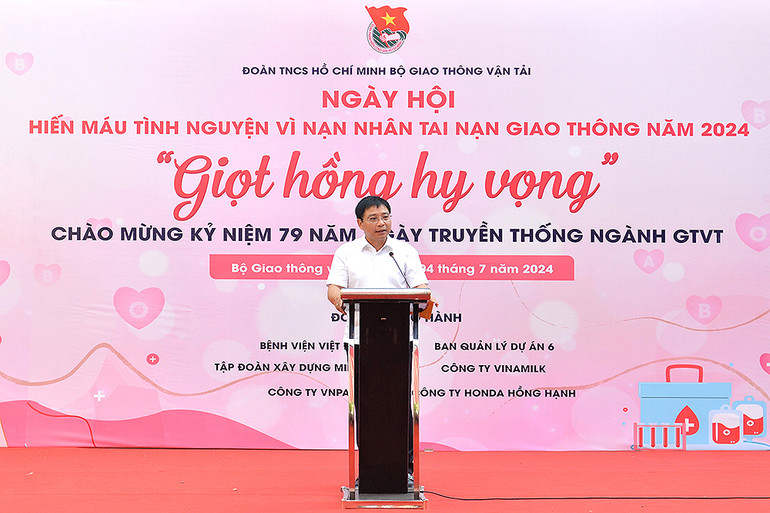 Bộ trưởng Giao thông vận tải phát biểu ý kiến tại chương trình.