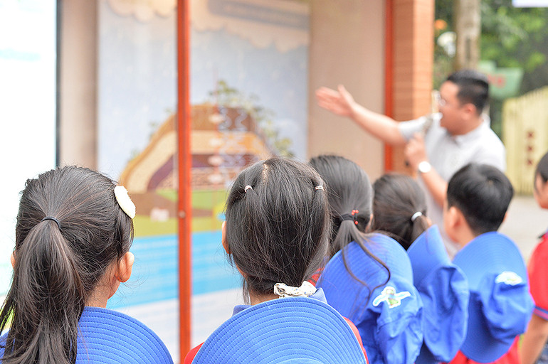 Các em nhỏ chăm chú lắng nghe chuyên gia giải thích nội dung “Góc thông tin bảo vệ môi trường Mizuiku”.