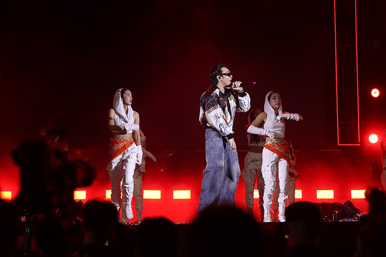 Giọng ca đang được khán giả cả nước chú ý trong chương trình "Anh trai vượt ngàn chông gai" liên tục khiến các tân sinh viên Gen Z phải bất ngờ tại đêm nhạc