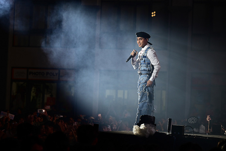 MONO xuất hiện với phong cách bụi bặm.