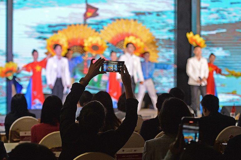 Không khí thân thiện, tràn ngập tình hữu nghị tại buổi lễ khai mạc.