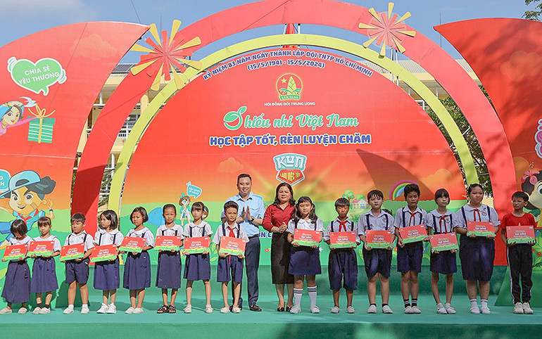 Đại diện Ban tổ chức Ngày hội trao học bổng tặng thiếu nhi vượt khó học tốt.