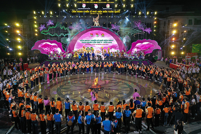 Tiết mục múa xoè có số lượng thiếu nhi 63 tỉnh, thành phố tham gia biểu diễn chào mừng 70 năm Chiến thắng Điện Biên Phủ lập kỷ lục Việt Nam.