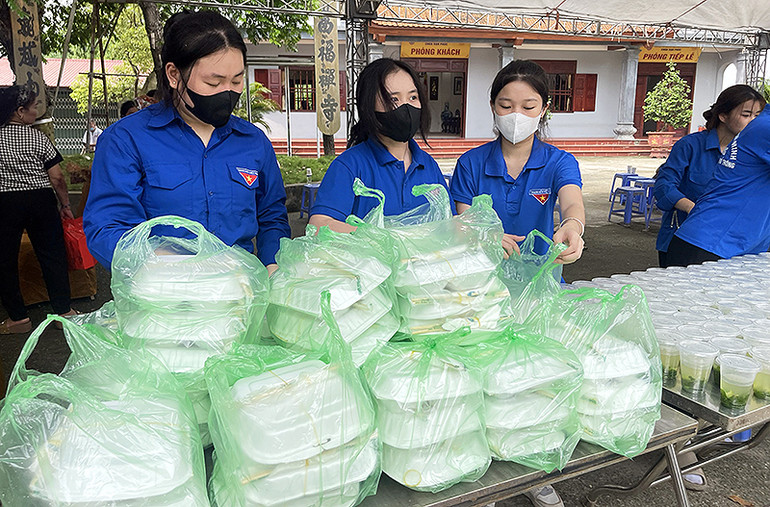 Đoàn viên, thanh niên tình nguyện nấu cơm chay phát miễn phí tặng những người tham gia Hành trình.