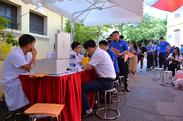 Đông đảo cán bộ, đoàn viên, thanh niên có mặt tại chương trình từ sáng sớm.