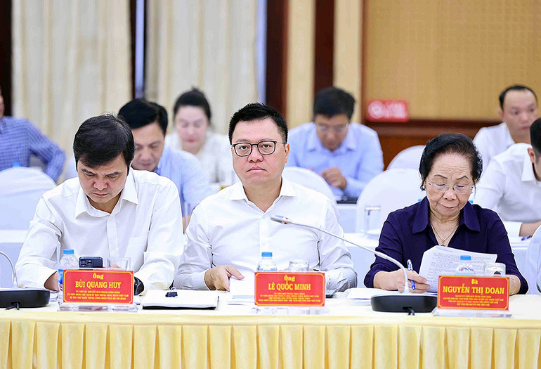 Các đại biểu nghiên cứu tài liệu tại Hội nghị.