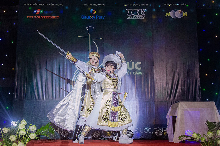 Màn trình diễn nghệ thuật sân khấu tại sự kiện ở xã Mỹ Lệ (tỉnh Long An). Màn trình diễn nghệ thuật sân khấu tại sự kiện ở xã Mỹ Lệ (tỉnh Long An).