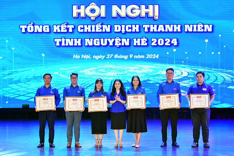 Bí thư Thành đoàn Hà Nội Chu Hồng Minh (ở giữa) trao Bằng khen tặng các cá nhân tiêu biểu.