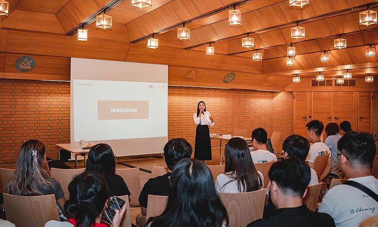 Đại biểu Vũ Thị Ngọc tham luận tại Hội trại.