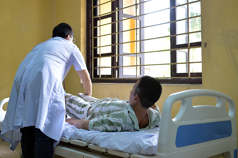 Các bác sĩ cẩn thận thăm khám cho các phạm nhân cao tuổi.