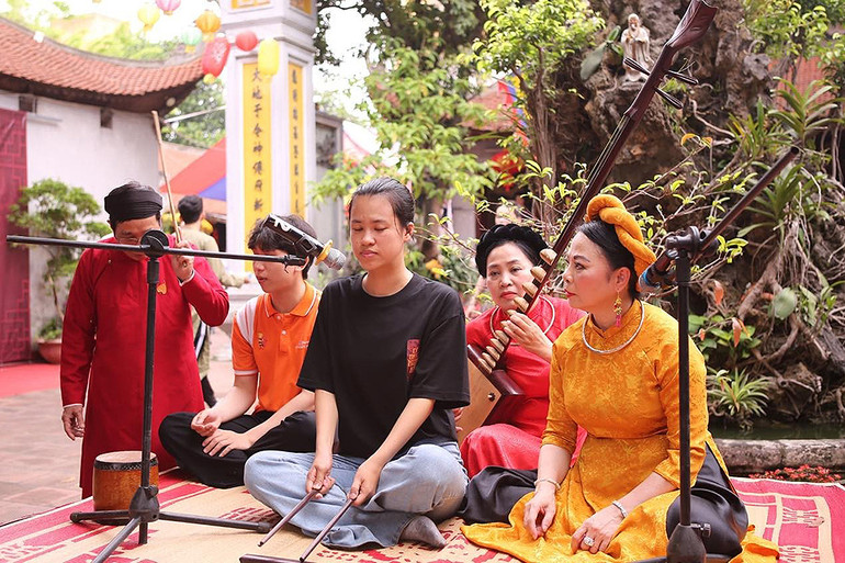 Một bạn trẻ tham gia trải nghiệm chơi nhạc cụ dân tộc trong khuôn viên Bích Câu Đạo Quán. Một bạn trẻ tham gia trải nghiệm chơi nhạc cụ dân tộc trong khuôn viên Bích Câu Đạo Quán.