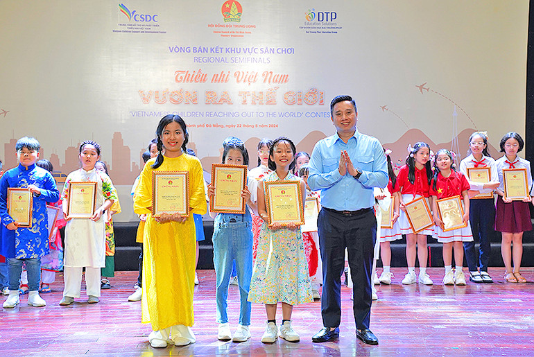 Phó Chủ tịch Hội đồng Đội Trung ương Lê Anh Quân (áo xanh, hàng đầu) trao giải thưởng tặng các thí sinh xuất sắc.