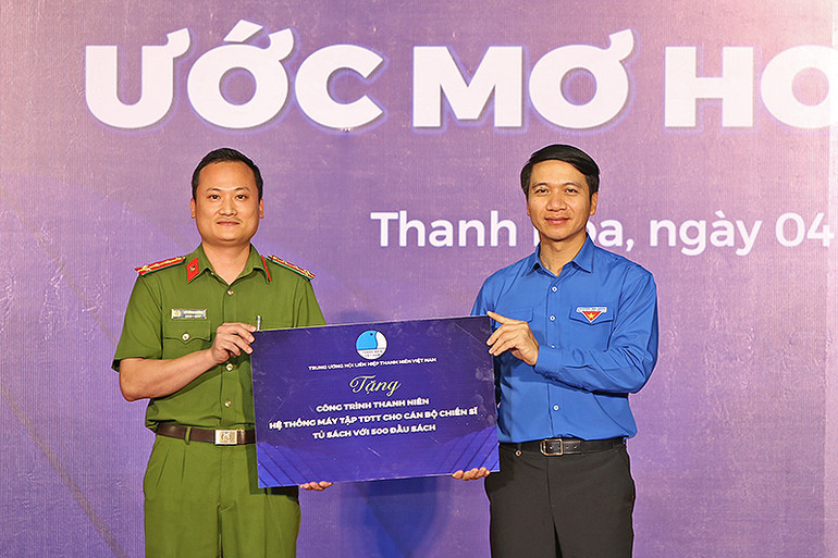 Bí thư Thường trực Trung ương Đoàn, Chủ tịch Hội Liên hiệp Thanh niên Việt Nam Nguyễn Ngọc Lương trao biển tượng trưng các công trình tặng đại diện Trại giam Thanh Lâm.