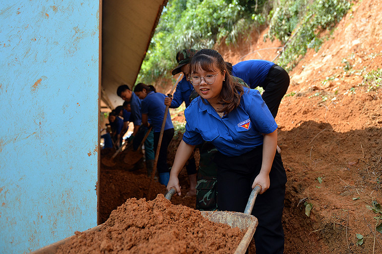 Đoàn viên, thanh niên tình nguyện xã Quang Thuận tích cực hỗ trợ người dân khắc phục hậu quả của bão số 3.