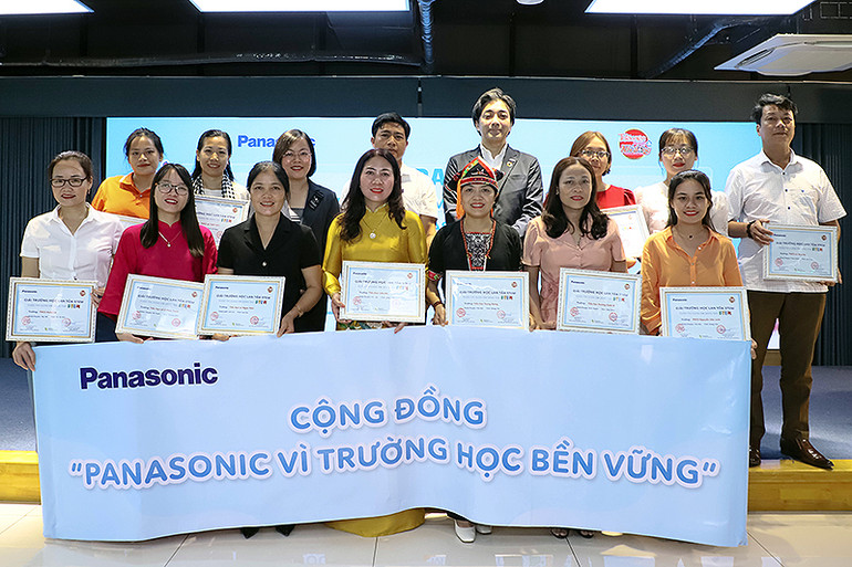 Đại diện các đơn vị liên quan thực hiện nghi thức ra mắt Cộng đồng "Panasonic vì trường học bền vững"