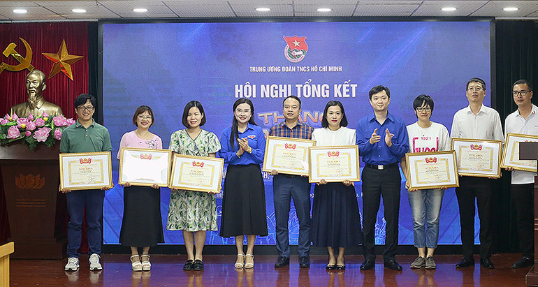 Các đồng chí Bí thư Trung ương Đoàn: Nguyễn Minh Triết, Chủ tịch Hội Sinh viên Việt Nam (thứ 4 từ phải qua) và Nguyễn Phạm Duy Trang, Chủ tịch Hội đồng Đội Trung ương (thứ 7 từ phải qua) trao Bằng khen tặng một số cá nhân có thành tích xuất sắc trong Tháng Thanh niên 2024.