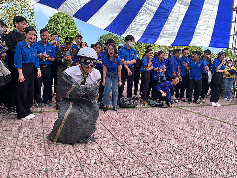 Các bạn trẻ hào hứng tham gia những trò chơi dân gian tại chương trình hưởng ứng.