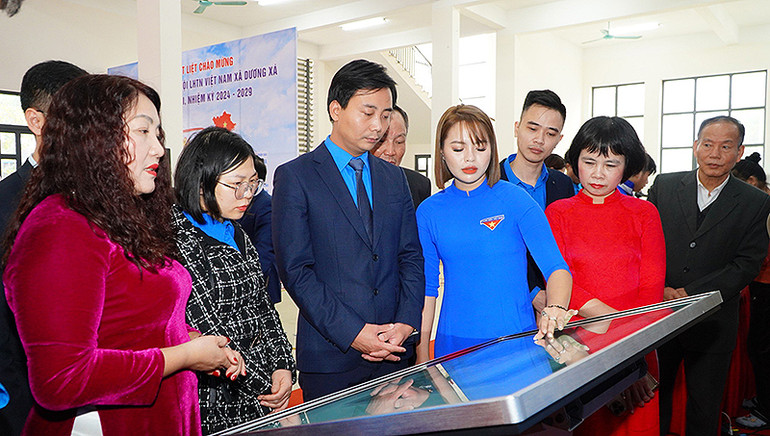 Đại diện lãnh đạo các bộ, ngành, đoàn thể của Thủ đô tham quan không gian "Giới thiệu màu sắc văn hóa, đặc sản địa phương" của Đại hội.