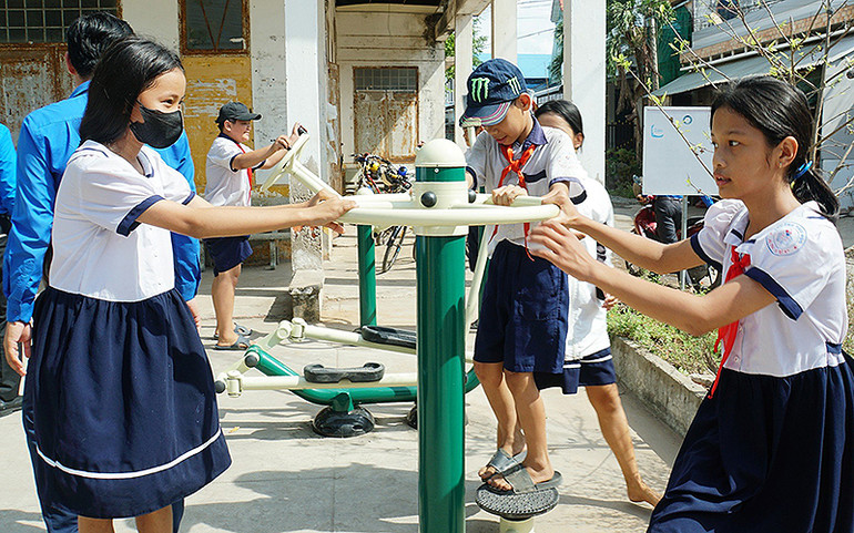 Thiếu nhi địa phương phấn khởi vui chơi tại công trình.