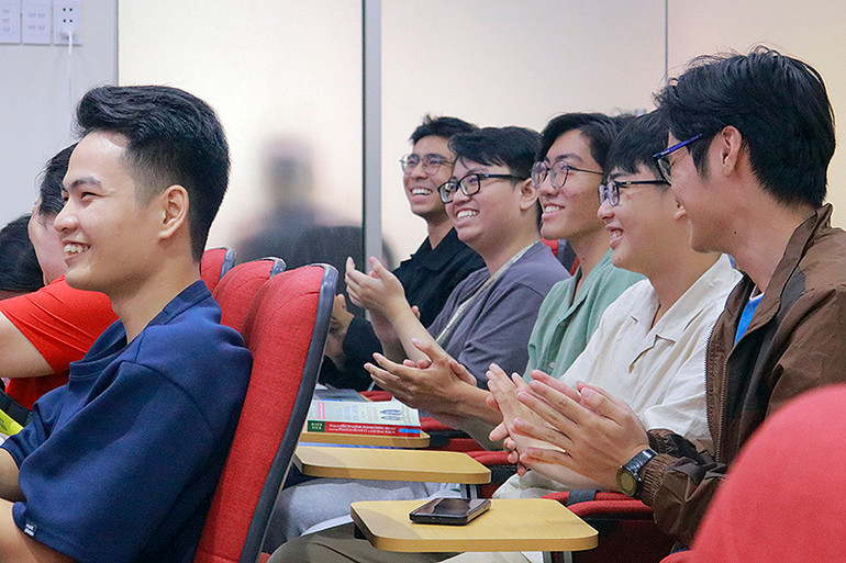 Không khí hào hứng trong các bạn trẻ đến dự Tọa đàm. Không khí hào hứng trong các bạn trẻ đến dự Tọa đàm.