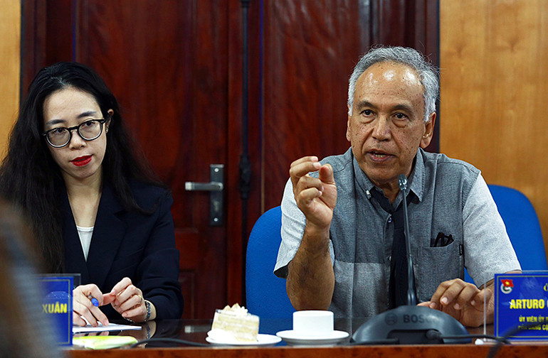 Ông Arturo Cambron giới thiệu về dự án "Xin chào đồng chí".