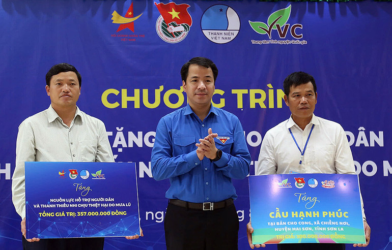 Đại diện các cơ quan, đơn vị của tỉnh Sơn La nhận biển tượng trưng các nguồn lực hỗ trợ.