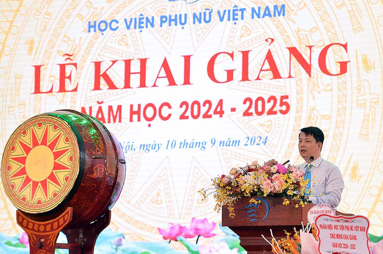 Giám đốc Học viện Phụ nữ Việt Nam Trần Quang Tiến phát biểu khai giảng năm học mới.