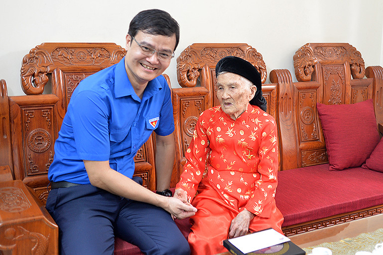 Đồng chí Bùi Quang Huy đến thăm hỏi, trao quà tặng Bà mẹ Việt Nam Anh hùng Nguyễn Thị Cong tại huyện Thủy Nguyên (thành phố Hải Phòng).