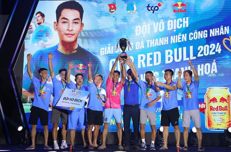 Các thành viên đội bóng vô địch giải đấu khu vực Thanh Hóa trong phút đăng quang.