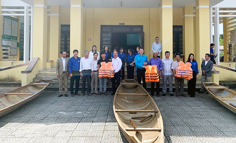 Các đại biểu trao thuyền cứu hộ tặng các thôn chịu ảnh hưởng của thiên tai.