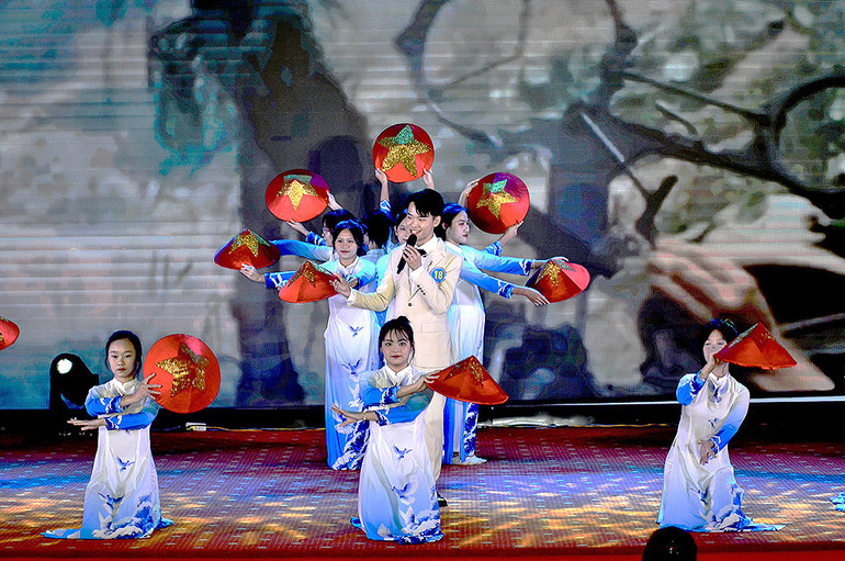 Các thí sinh thể hiện những nhạc phẩm ca ngợi quê hương, đất nước.