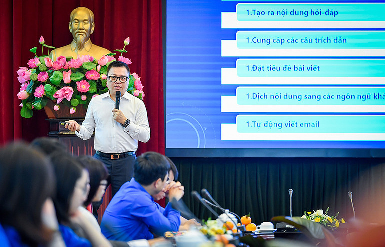 Đồng chí Lê Quốc Minh trình bày nghiên cứu về cơ hội và thách của nền báo chí hiện nay.