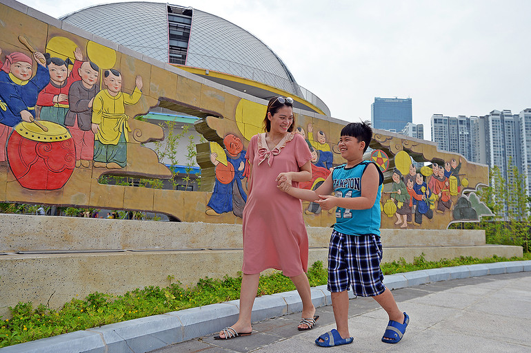 Người dân, thiếu nhi Thủ đô hào hứng tham quan công trình Cung Thiếu nhi Hà Nội.