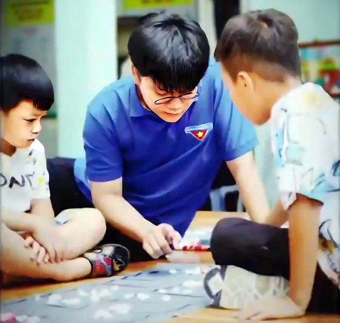 Nguyễn Gia Huy tham gia các trò chơi dân gian cùng thiếu nhi trong một buổi sinh hoạt hè. (Ảnh: Nhân vật cung cấp) Nguyễn Gia Huy tham gia các trò chơi dân gian cùng thiếu nhi trong một buổi sinh hoạt hè. (Ảnh: Nhân vật cung cấp)