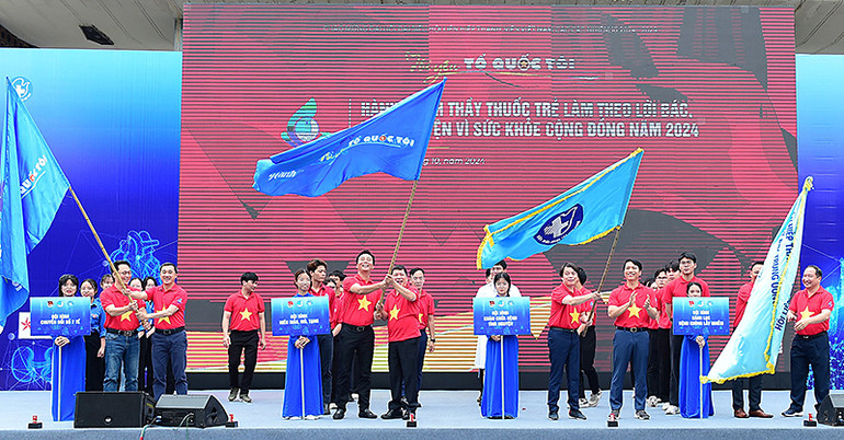 Đại diện các ban, bộ, ngành, đơn vị liên quan thực hiện nghi lễ ra quân Hành trình. Đại diện các ban, bộ, ngành, đơn vị liên quan thực hiện nghi lễ ra quân Hành trình.