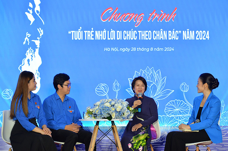 Phó Giám đốc Khu Di tích Chủ tịch Hồ Chí Minh, bà Cù Thị Minh, chia sẻ một bài học sâu sắc qua câu chuyện "Cây đa Kiên trì" do Bác trồng trong khuôn viên Phủ Chủ tịch.