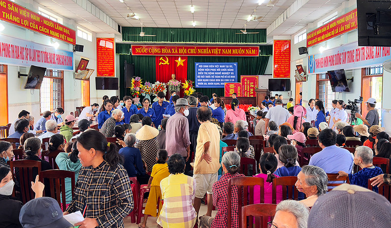 Đông đảo bà con có mặt tại chương trình.