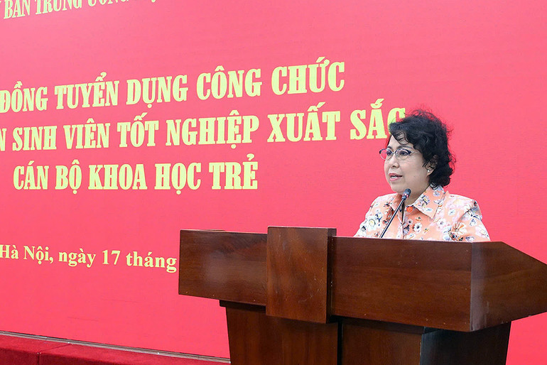 Đồng chí Tô Thị Bích Châu phát biểu ý kiến tại buổi lễ.