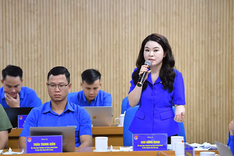 Các đại biểu trao đổi, đóng góp ý kiến tại Hội nghị.