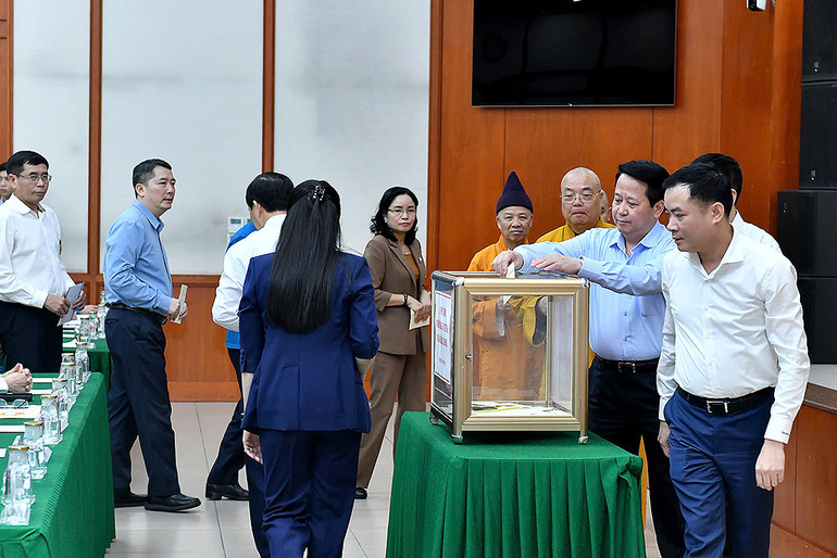 Các đại biểu tham gia quyên góp, ủng hộ. Các đại biểu tham gia quyên góp, ủng hộ.