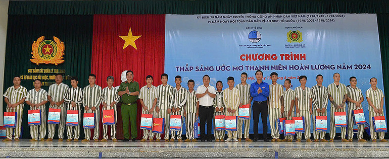 Đồng chí Nguyễn Đức Tiến (thứ 8 từ phải sang) cùng đại diện các đơn vị liên quan trao quà tặng các phạm nhân rèn luyện, cải tạo tốt.